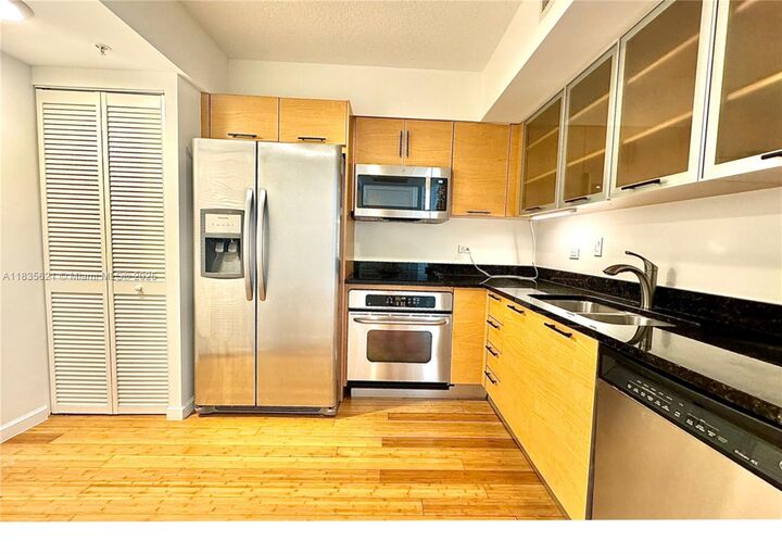 Property Photo:  31 SE 5th St 1708  FL 33131 