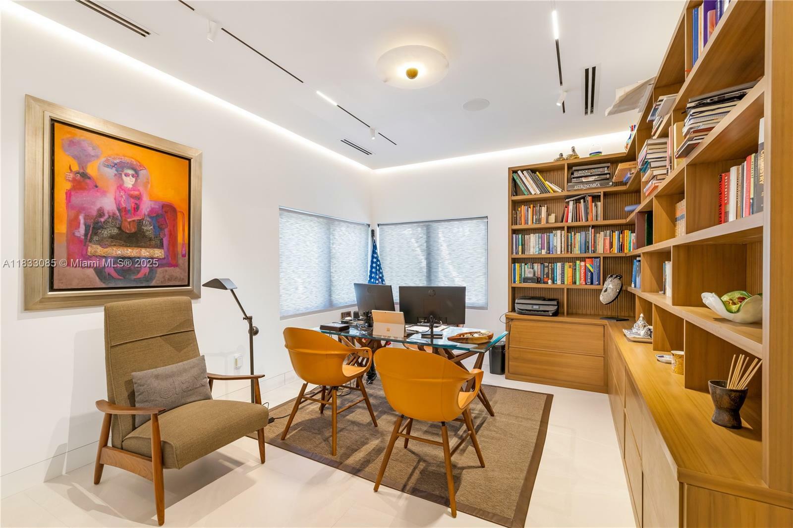 Property Photo: 7180 E Lago Dr FL 33143