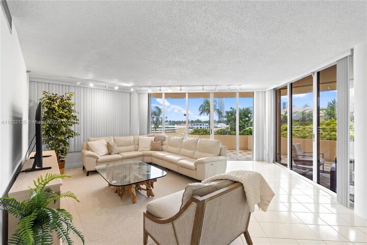 Property Photo:  20191 E Country Club Dr 407  FL 33180 