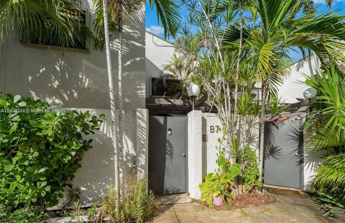 Property Photo: 4718 SW 67th Ave B7 FL 33155