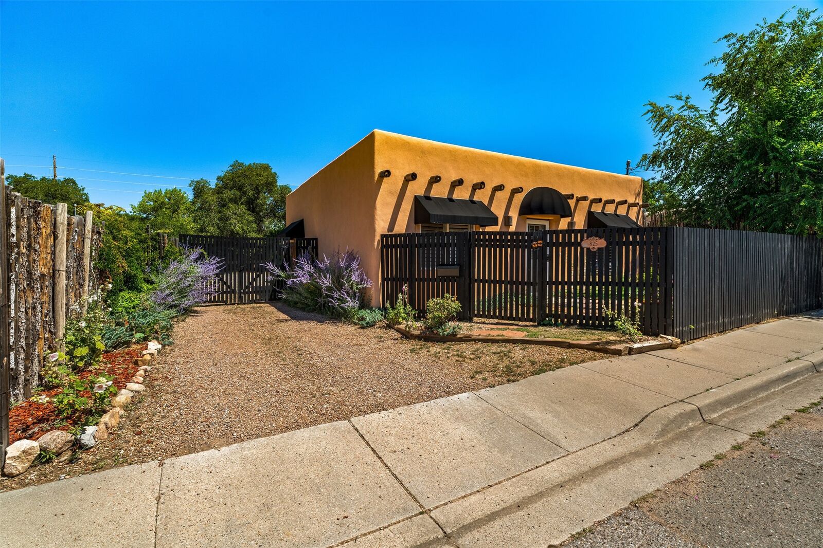 Property Photo:  825 Ninita Street  NM 87505 