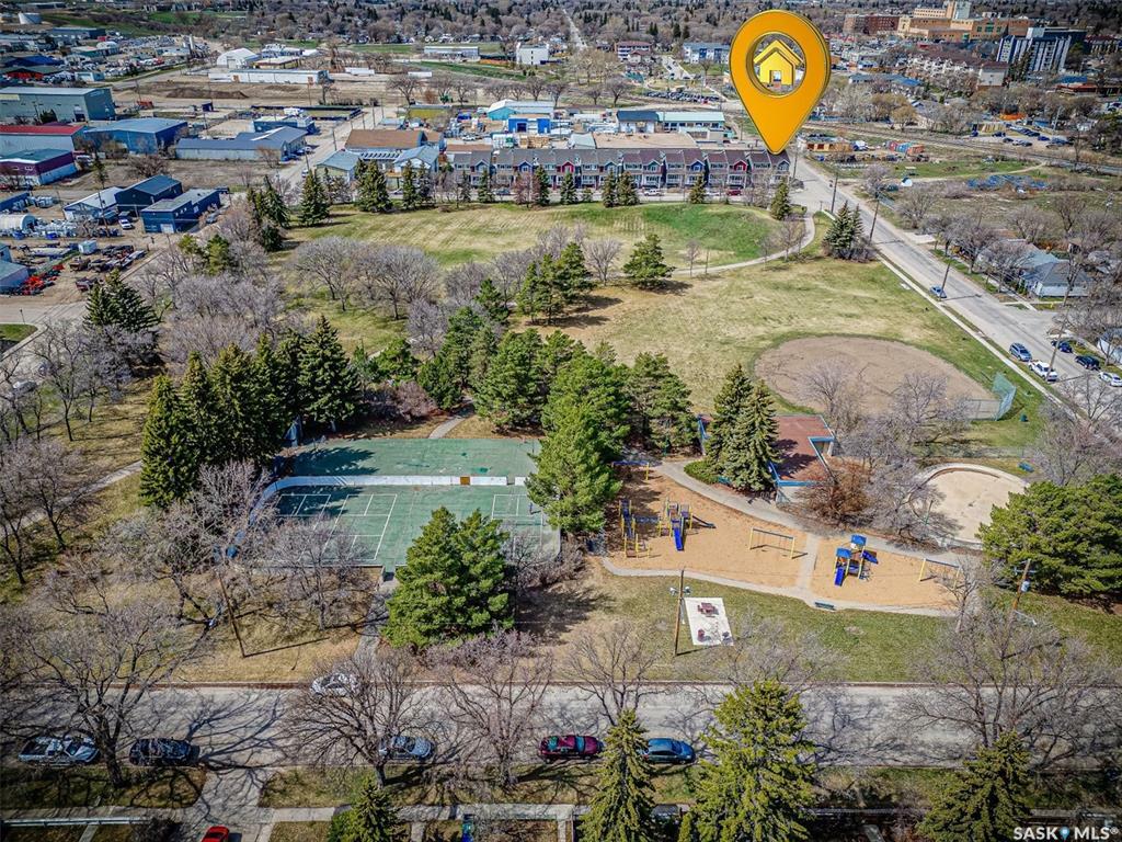 Property Photo: 419 L Avenue S SK S7M 5Y6