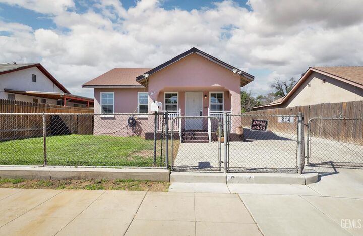 Property Photo:  814 Eureka Street  CA 93305 