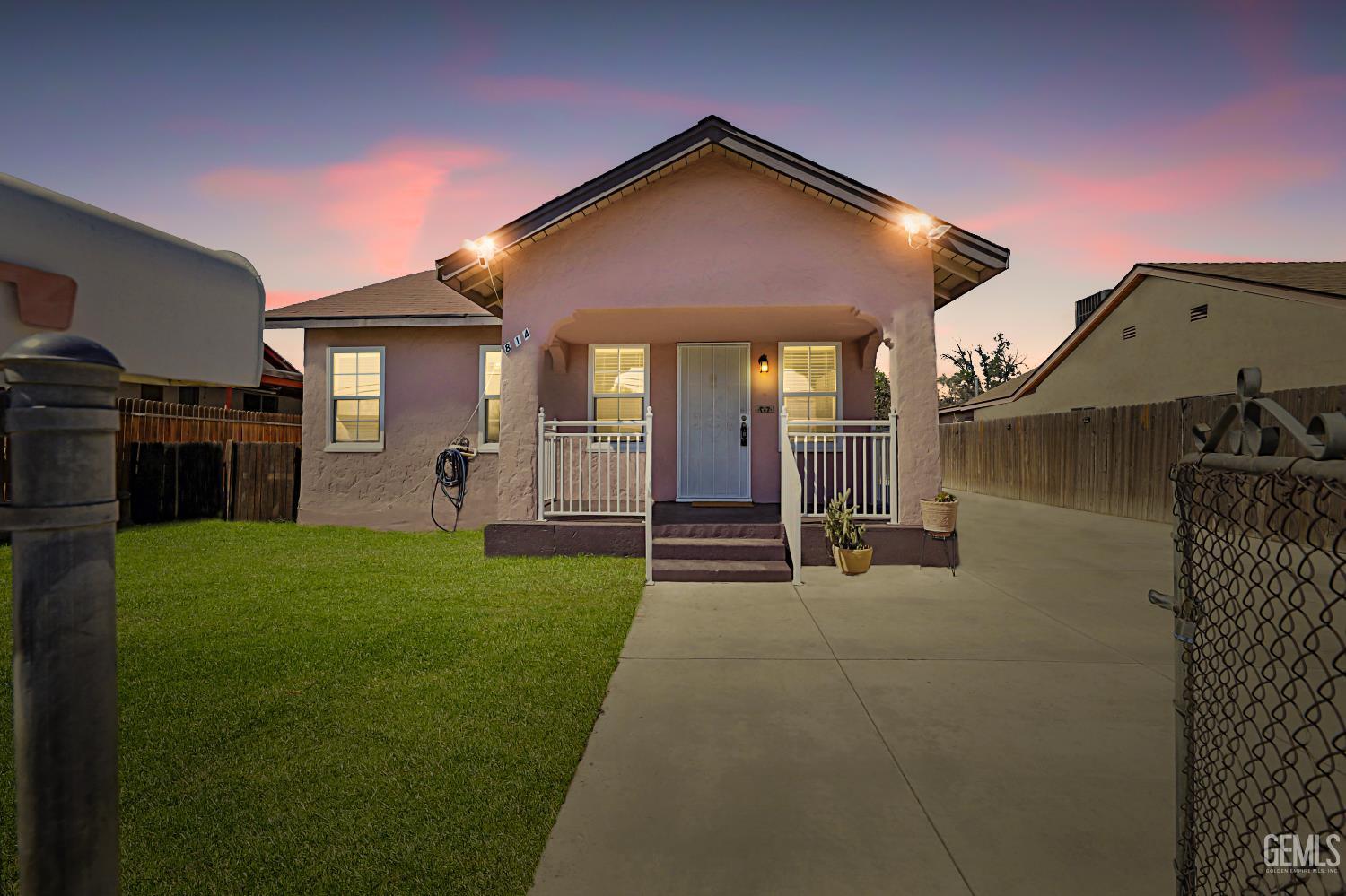 814 Eureka Street  Bakersfield CA 93305 photo