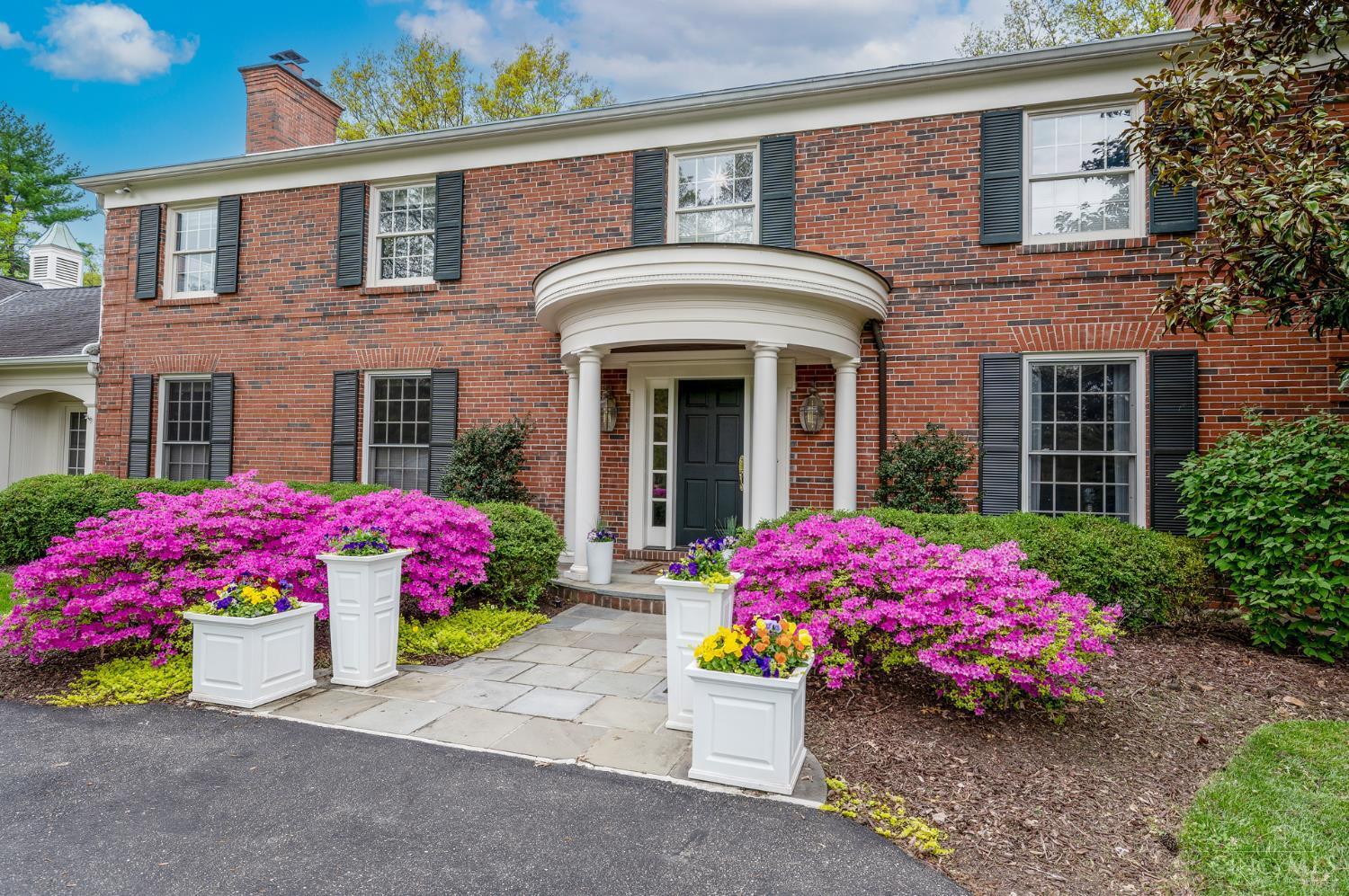 Property Photo:  