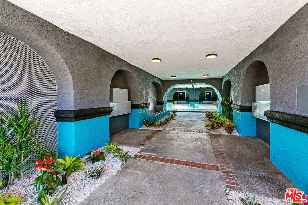 Property Photo: 6640 Woodley Ave CA 91406
