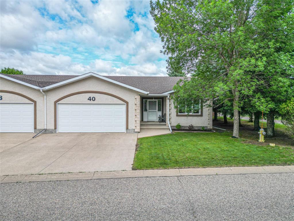 Property Photo: 40 Horizon Place MB R7L 1L2