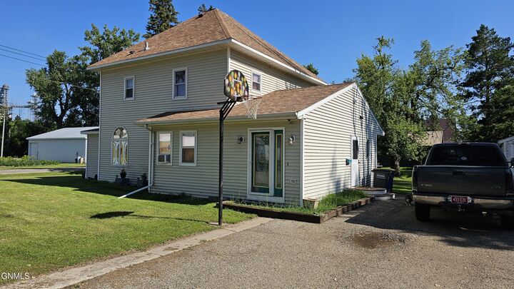 Property Photo:  715 4th Street  ND 58433 