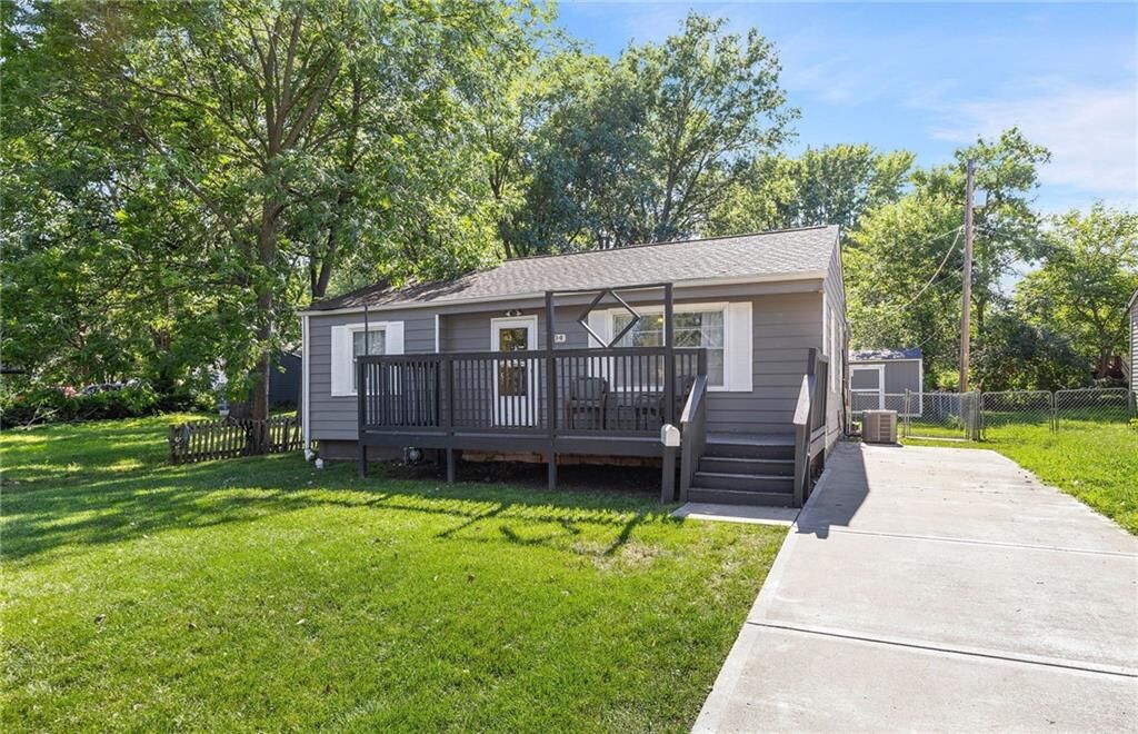 Property Photo:  604 SE Howard Street  MO 64063 