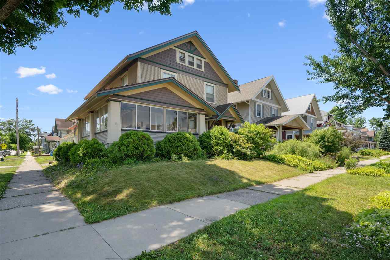 Property Photo: 1727 Grande Ave SE IA 52403