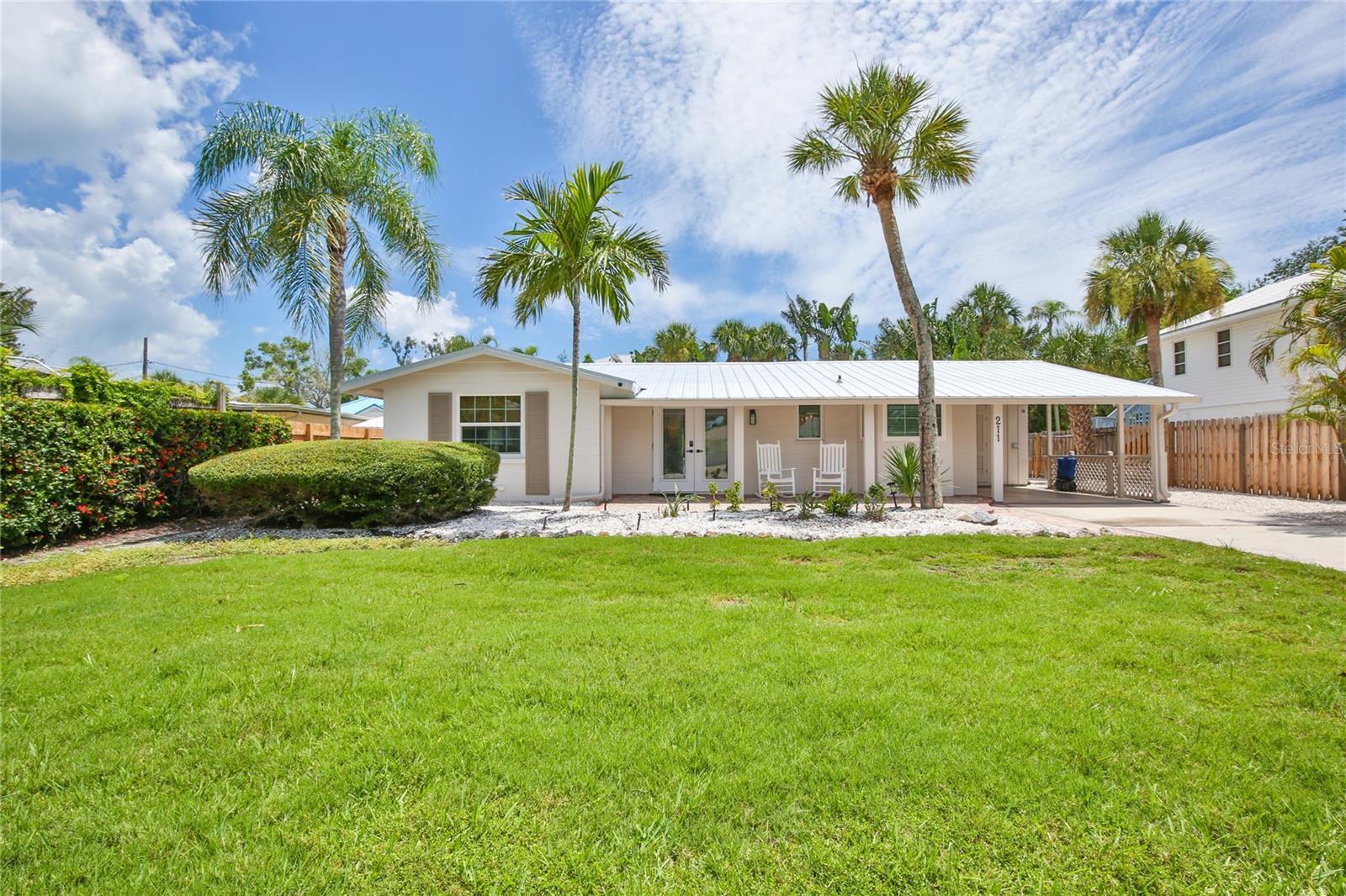 Property Photo: 211 Island Circle FL 34242