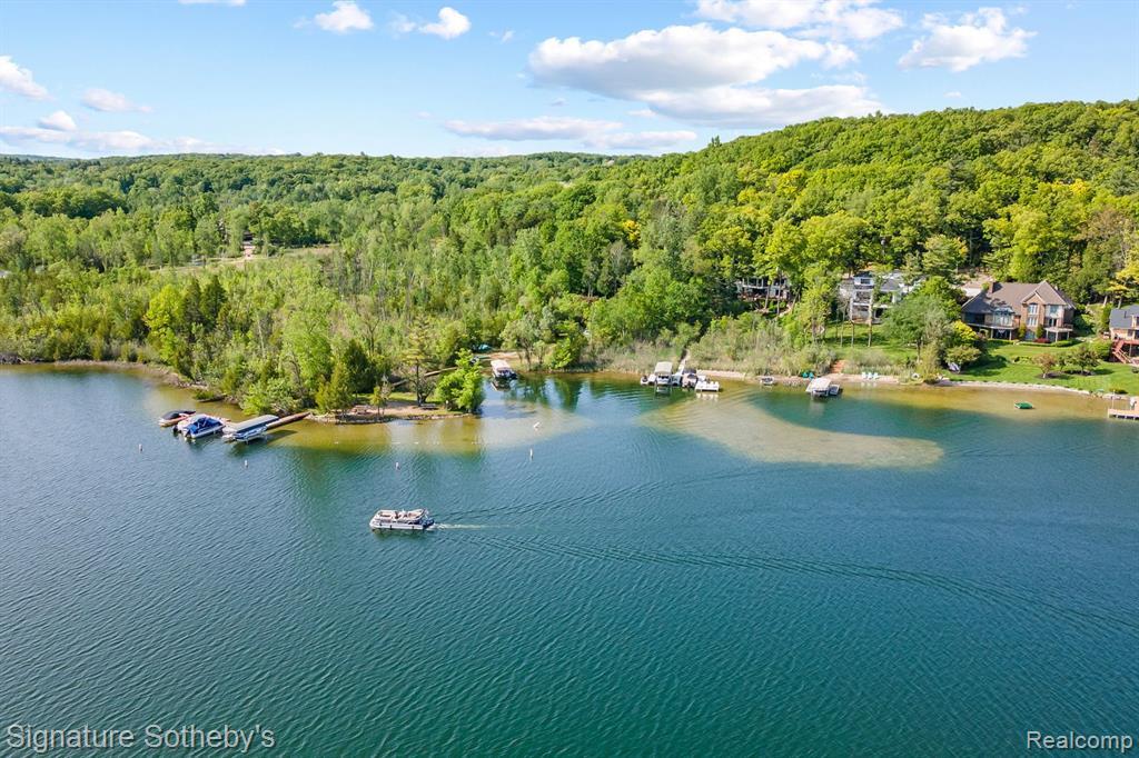 Property Photo: 6897 Deerhill Drive MI 48346 1305