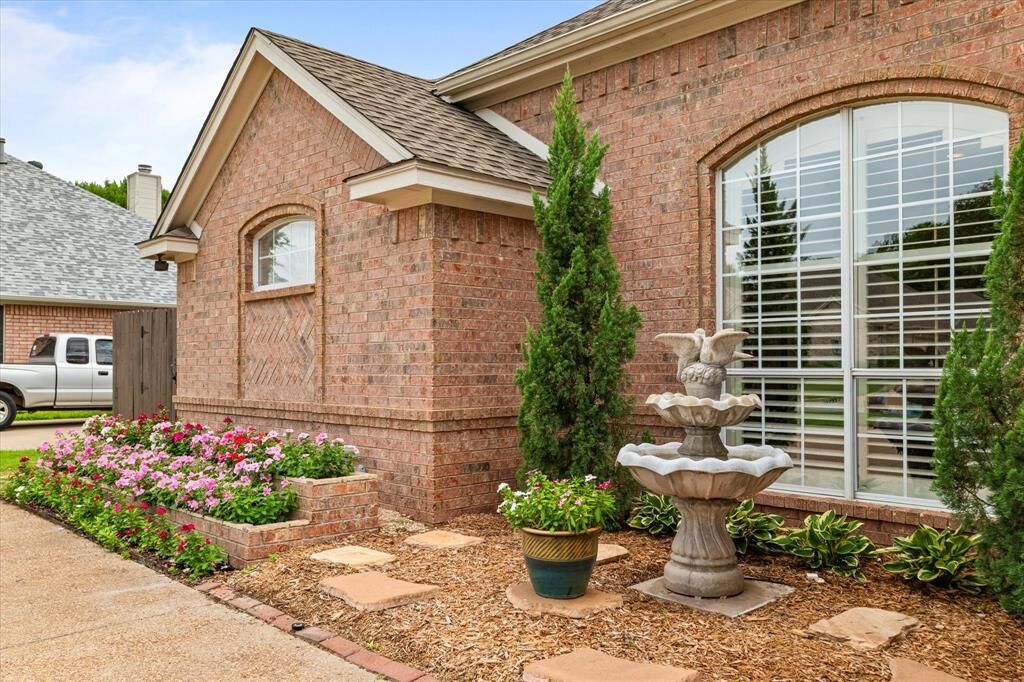 Property Photo:  6932 Danele Court  TX 76118