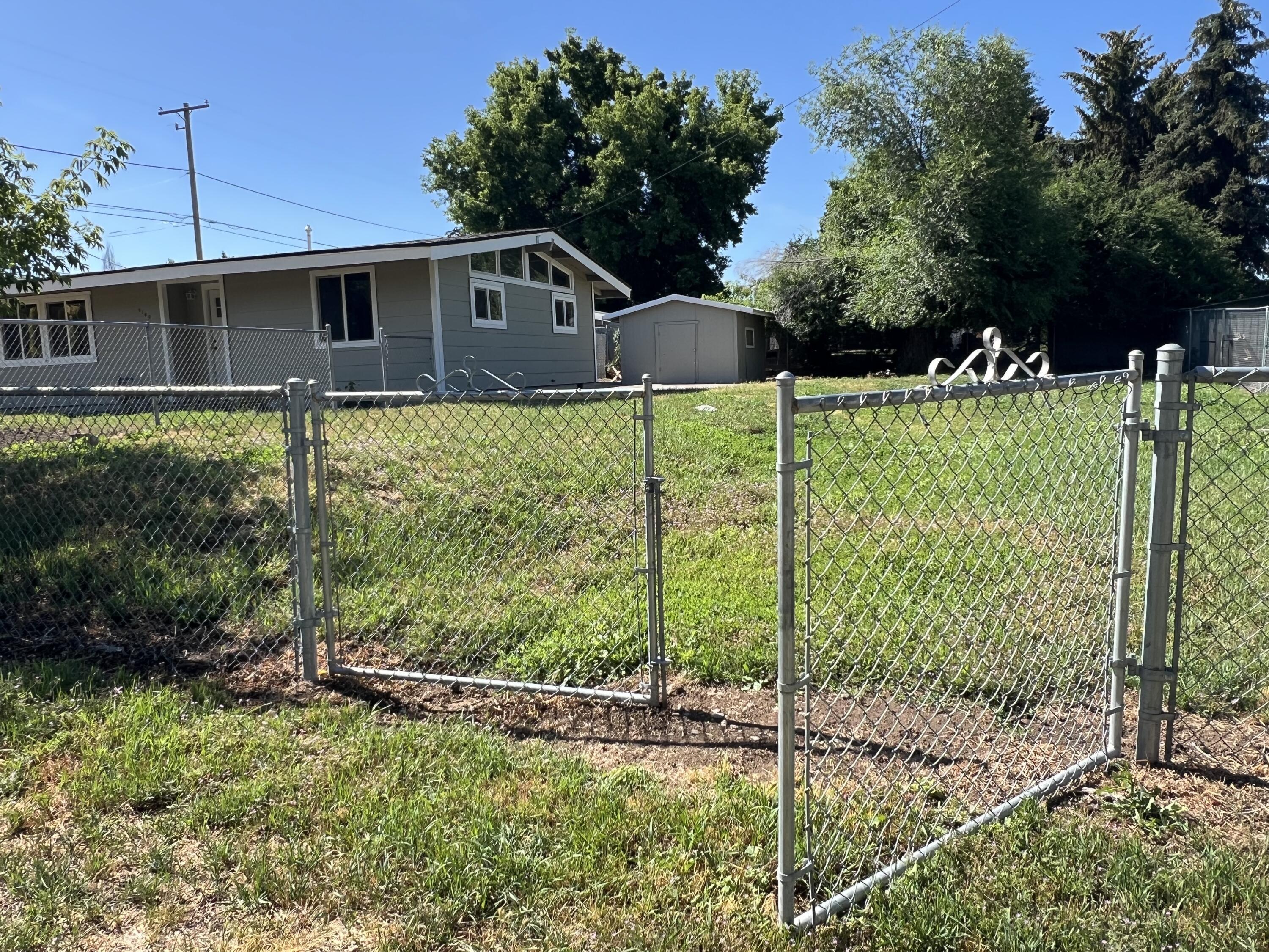 Property Photo: 6160 Delaware Avenue OR 97603
