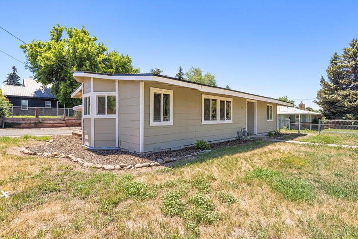 Property Photo: 6160 Delaware Avenue OR 97603