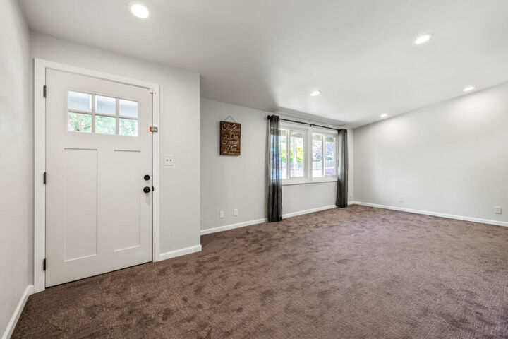 Property Photo: 6160 Delaware Avenue OR 97603