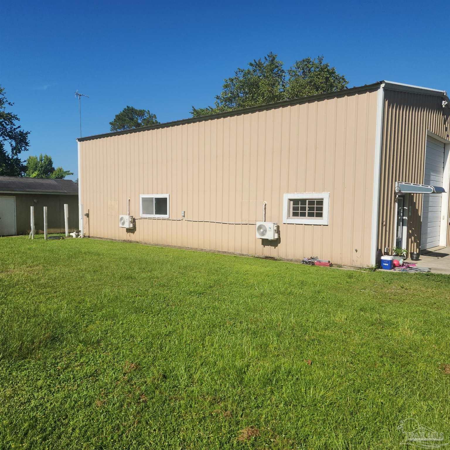 Property Photo: 3217 Wallace Lake Rd FL 32571