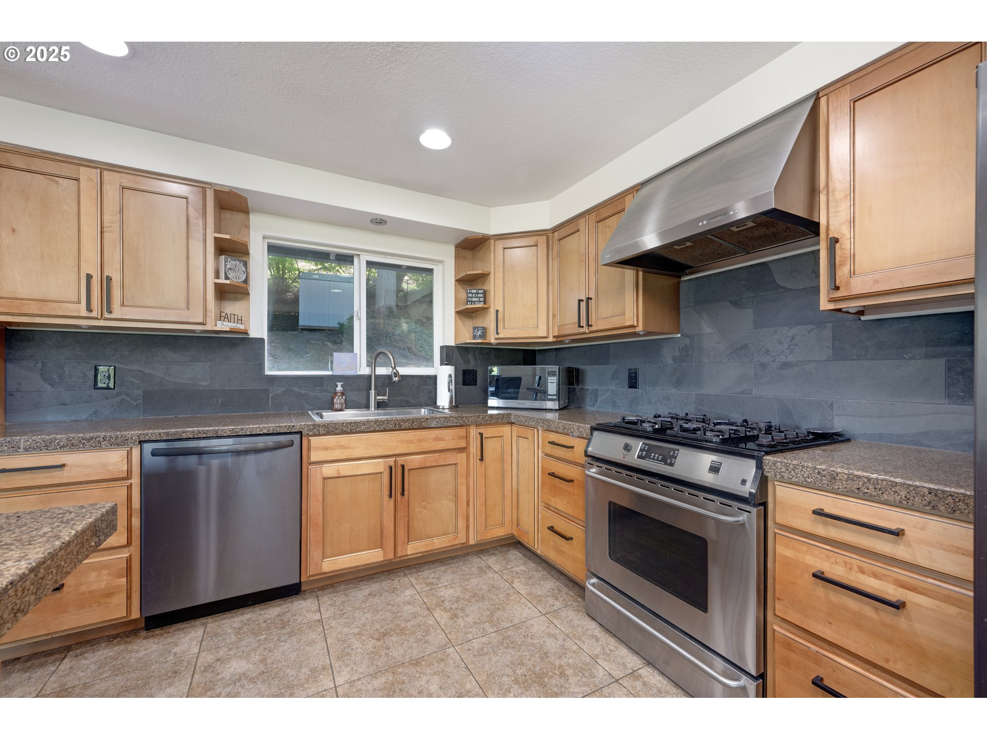 Property Photo: 17304 Parkers Dr OR 97027