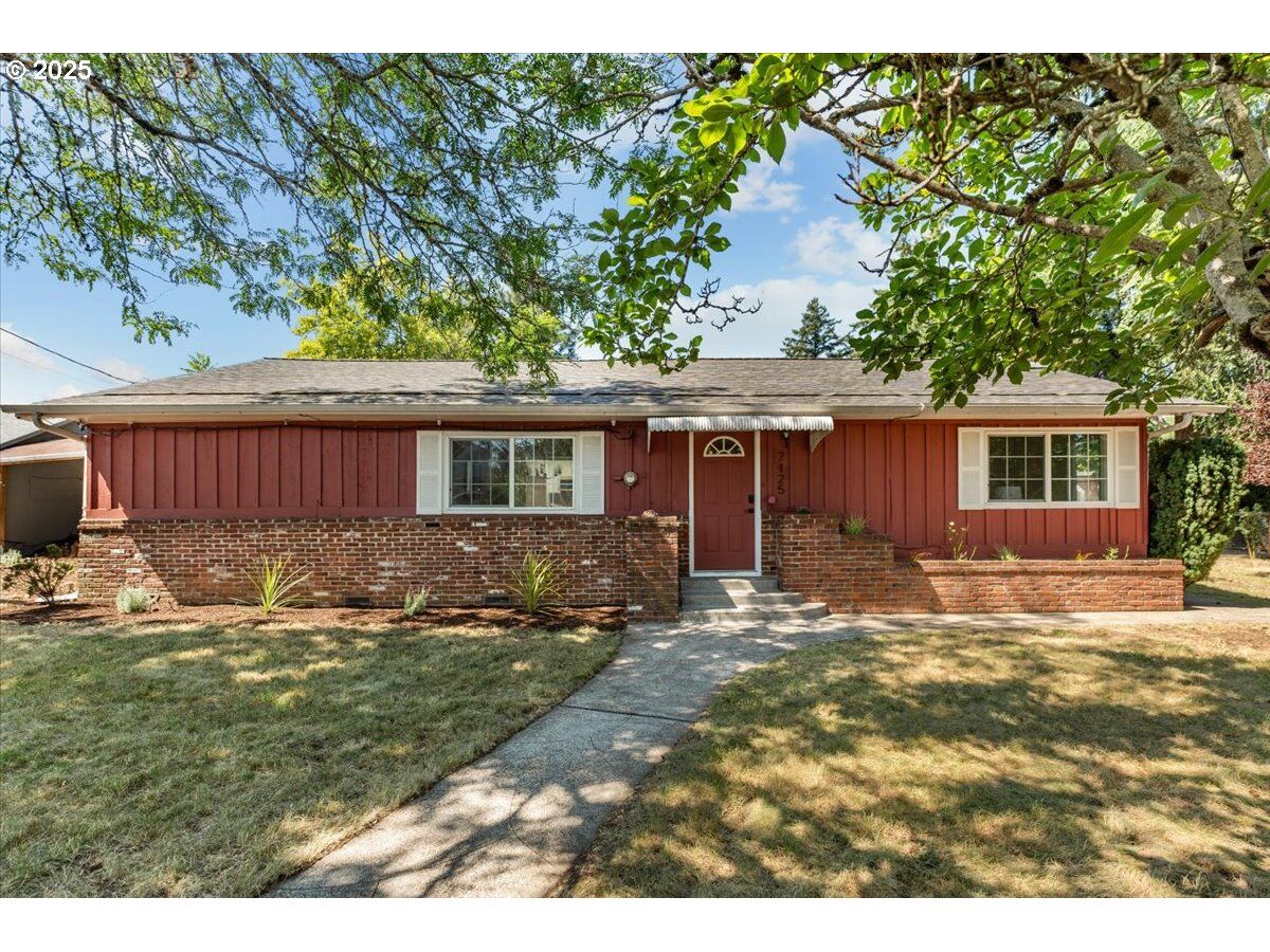 Property Photo: 7125 SE Fern Ave OR 97206