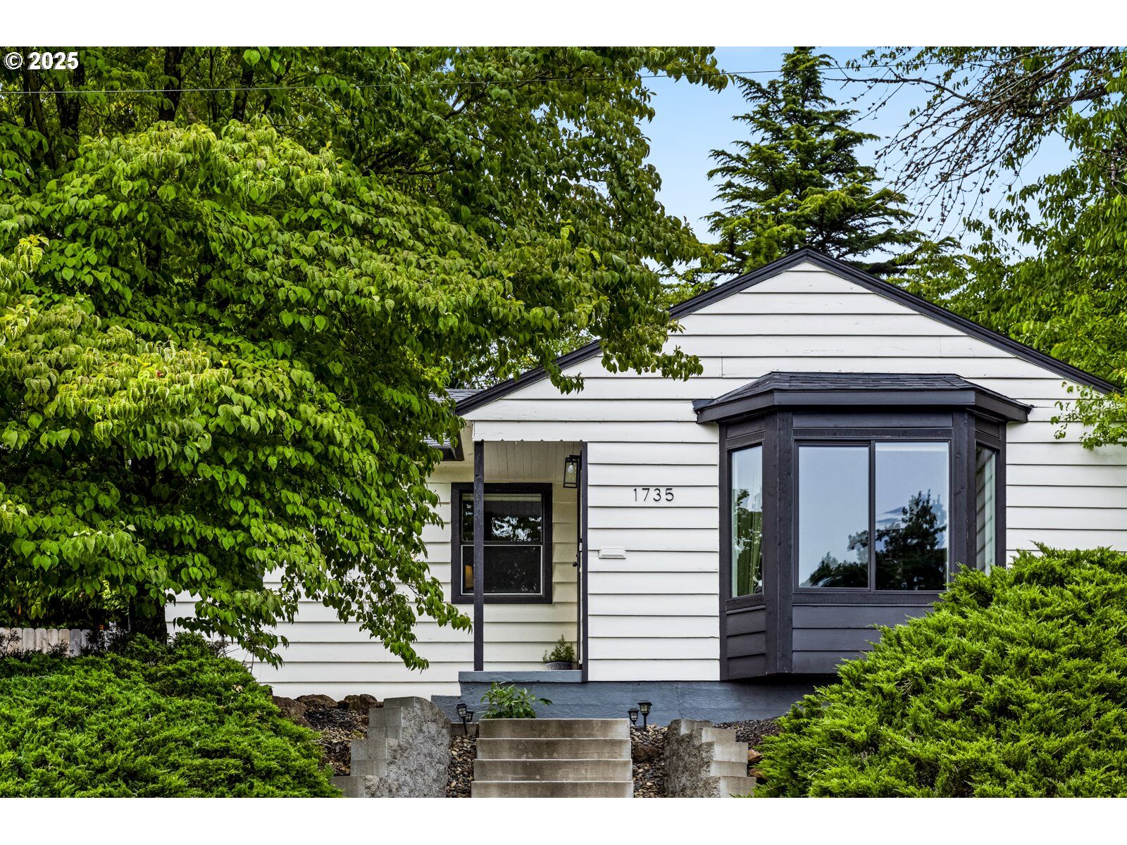 Property Photo: 1735 SW Troy St OR 97219