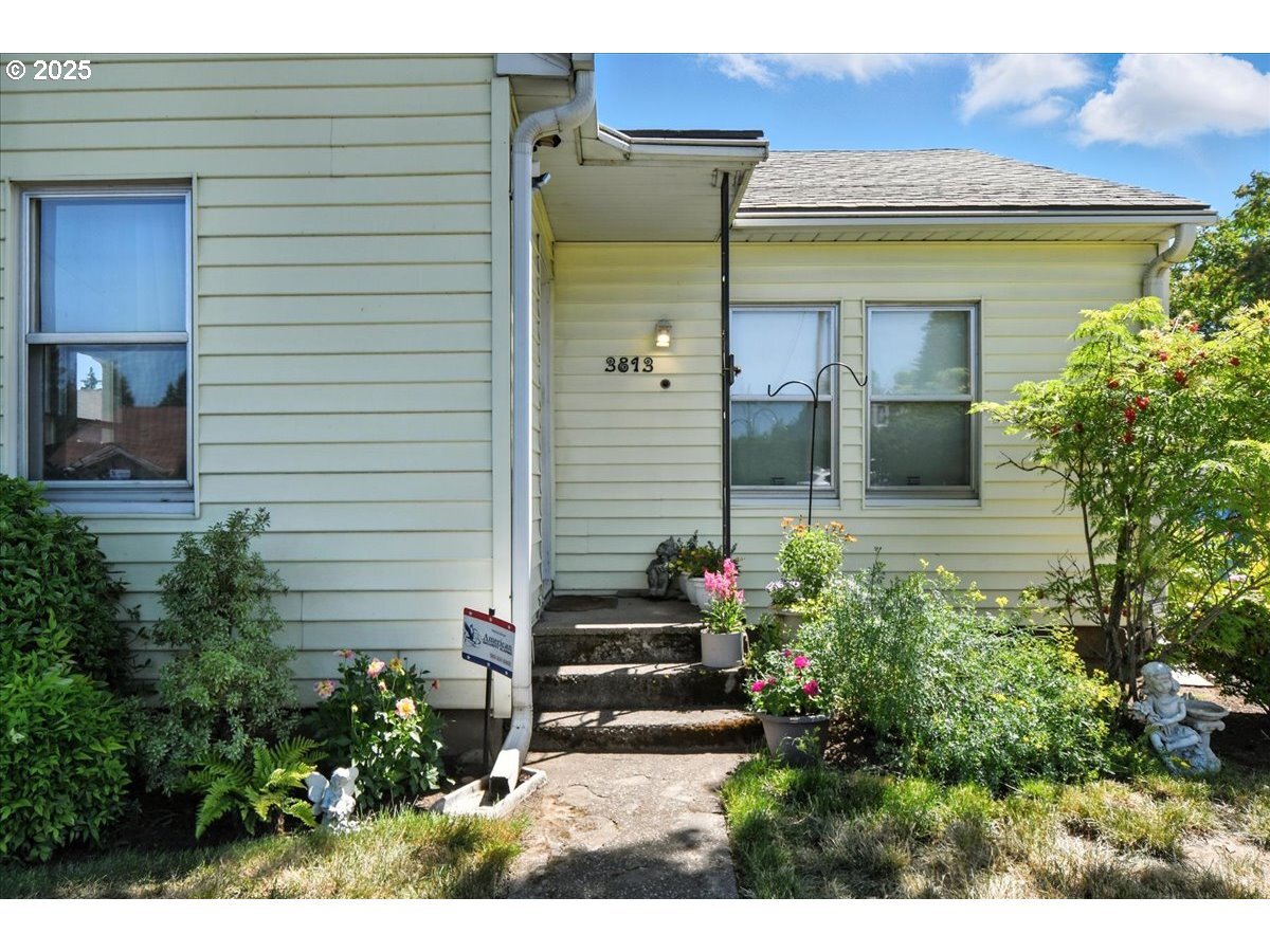 Property Photo:  3813 V St  WA 98663 