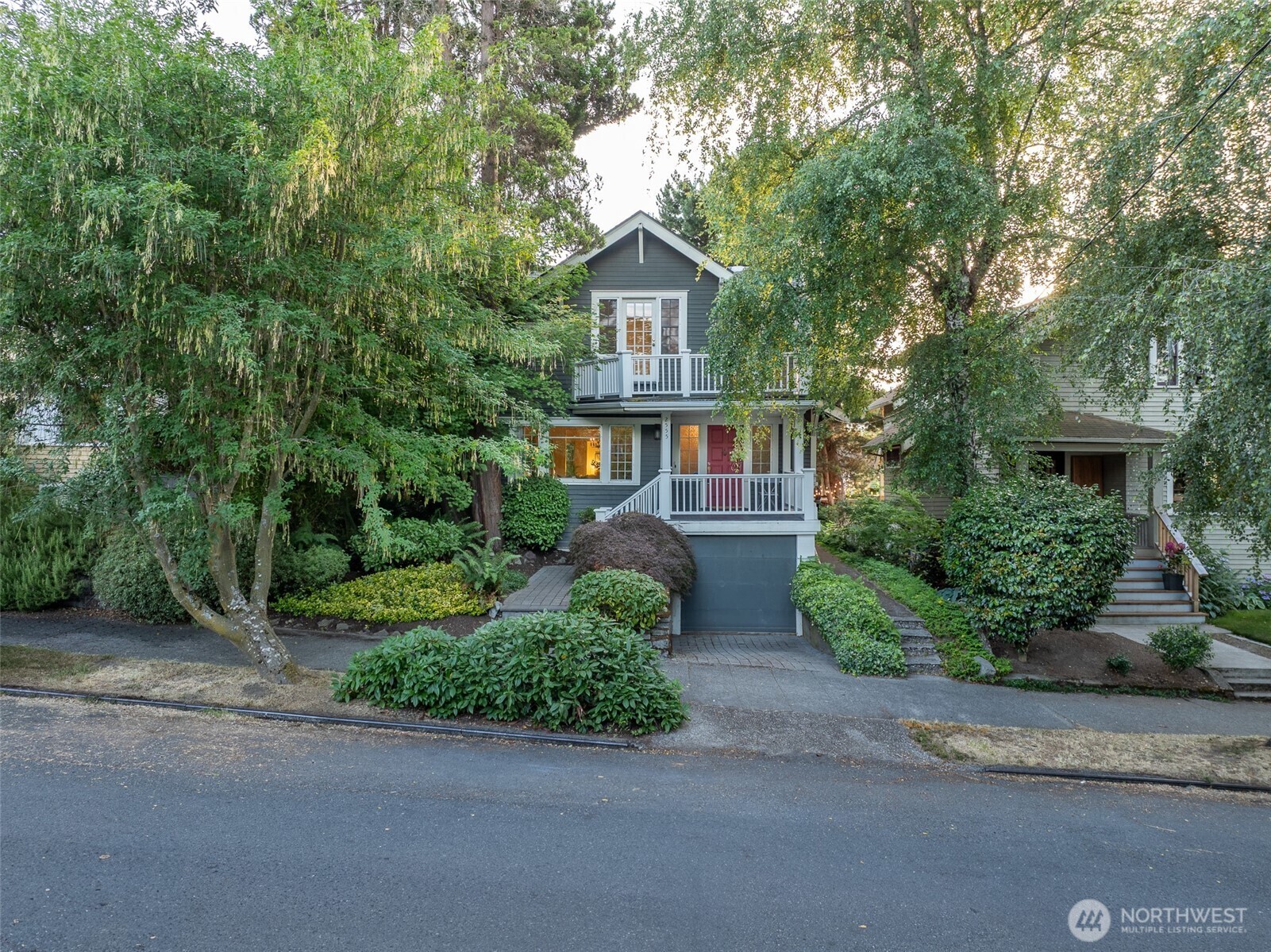 Property Photo:  2555  Queen Anne Avenue N  WA 98109 