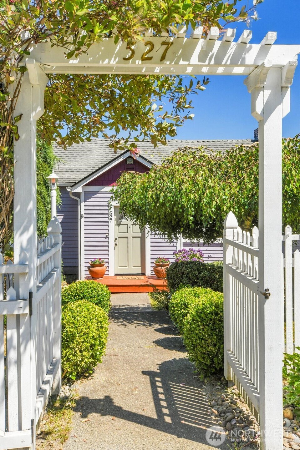 Property Photo:  527 Ave  B  WA 98290 