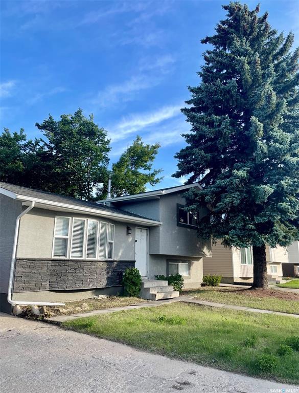Property Photo: 3543 Fairlight Drive SK S7M 4L6