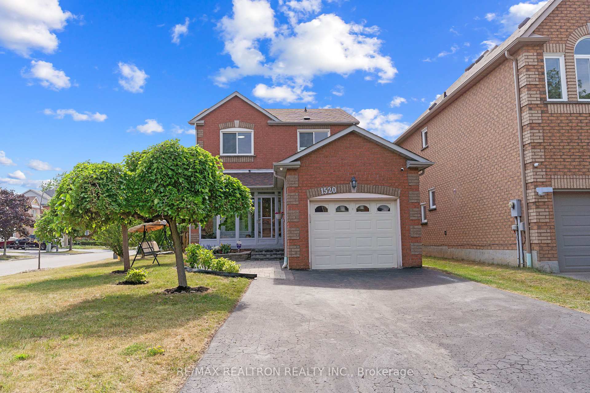 Photo de la propriété: 1520 Sandhurst Crescent ON L1V 6Y6