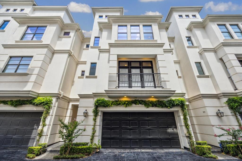 Property Photo: 521 W Bell Street TX 77019