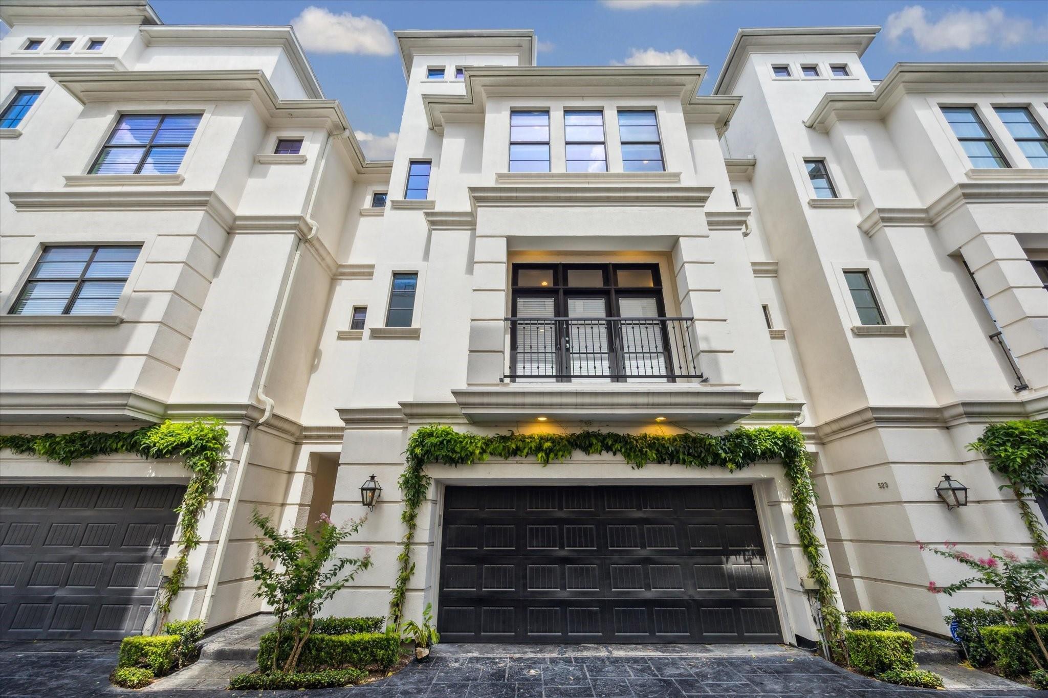Property Photo: 521 W Bell Street TX 77019