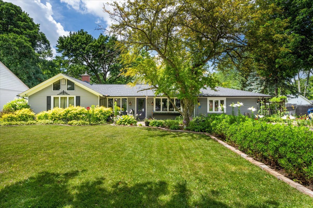 Property Photo:  911 S 7th Street  IL 60174 