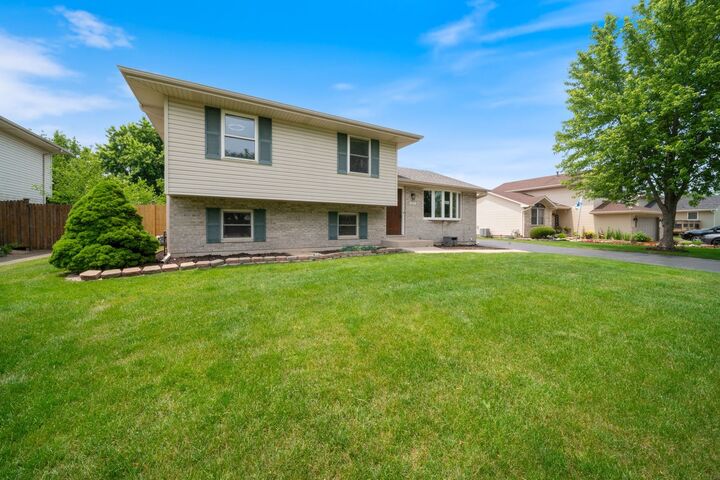 Property Photo:  2113 Lolo Pass Drive  IL 60586 