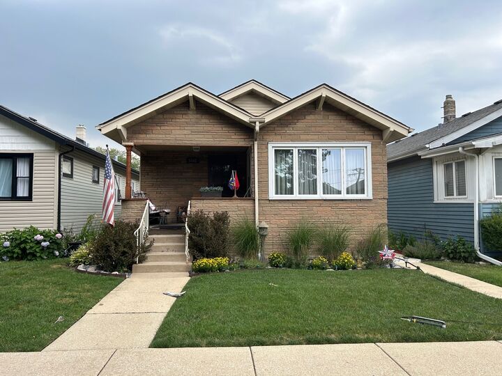 Property Photo: 5542 W Grace Street IL 60641