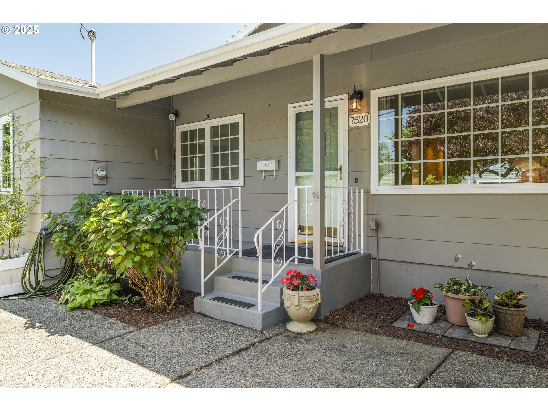 Property Photo:  7520 SE Madison St  OR 97215 