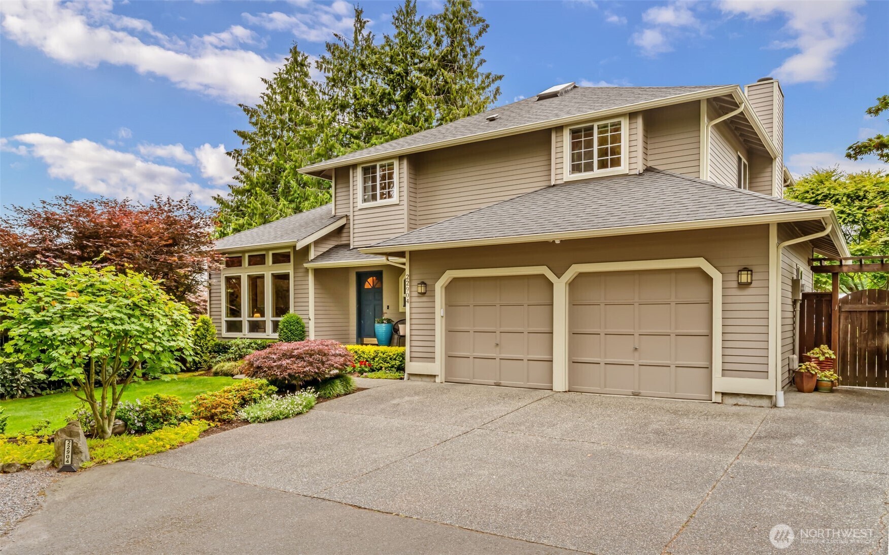 Property Photo: 22904 84th Avenue W WA 98026
