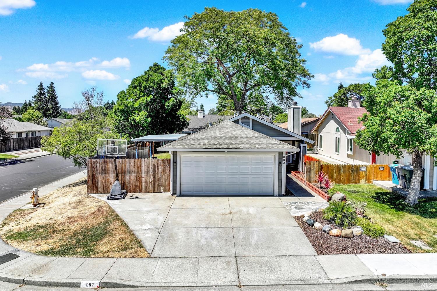 Property Photo: 802 Morissette Way CA 95687