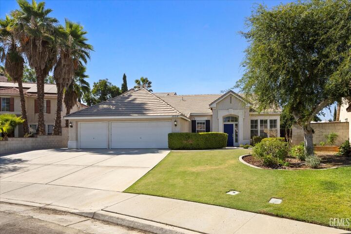 Property Photo:  10318 Roehampton Avenue  CA 93312 