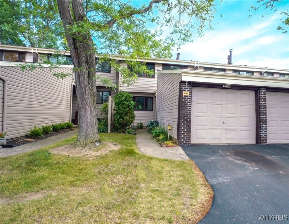 Property Photo: 1104 Netherton Court NY 14051
