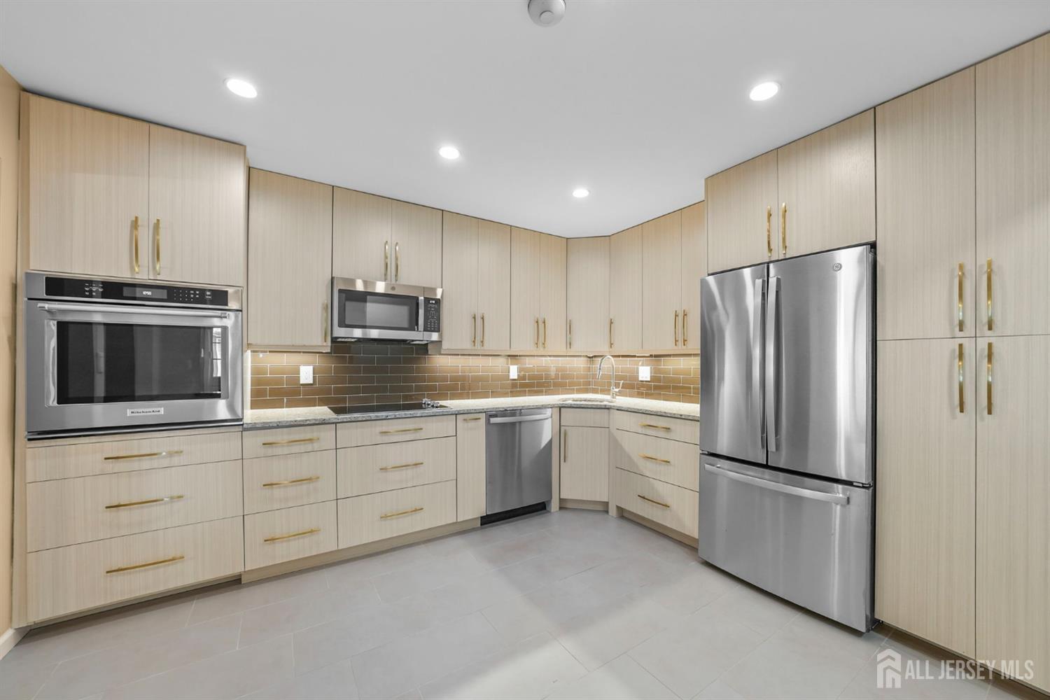 Property Photo:  15 Betsy Ross Drive B  NJ 08831 