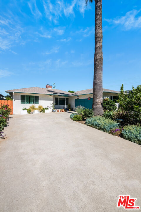 Property Photo:  5651 Mammoth Ave  CA 91401 