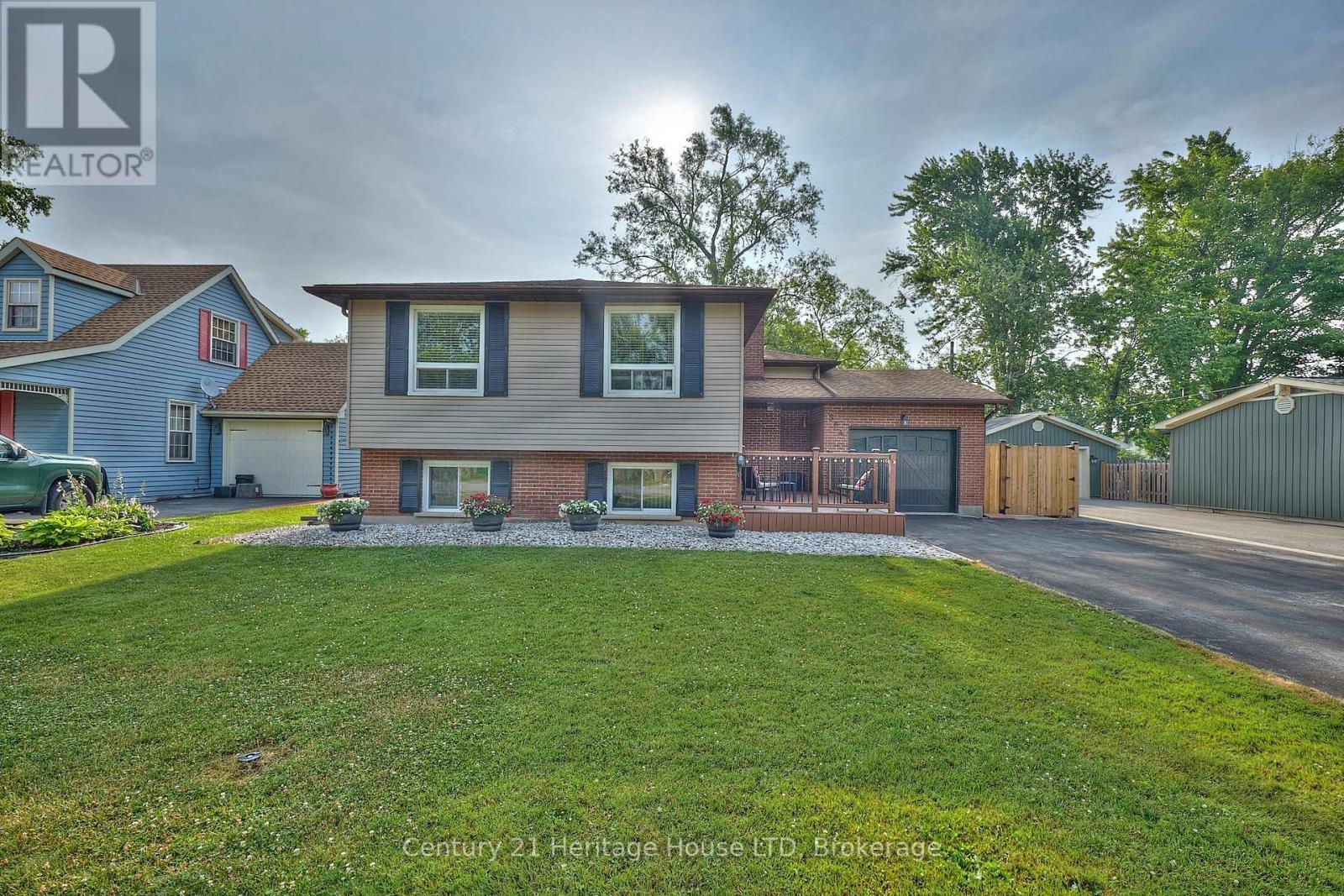 Property Photo: 564 Lakeside Road ON L2A 4Y1