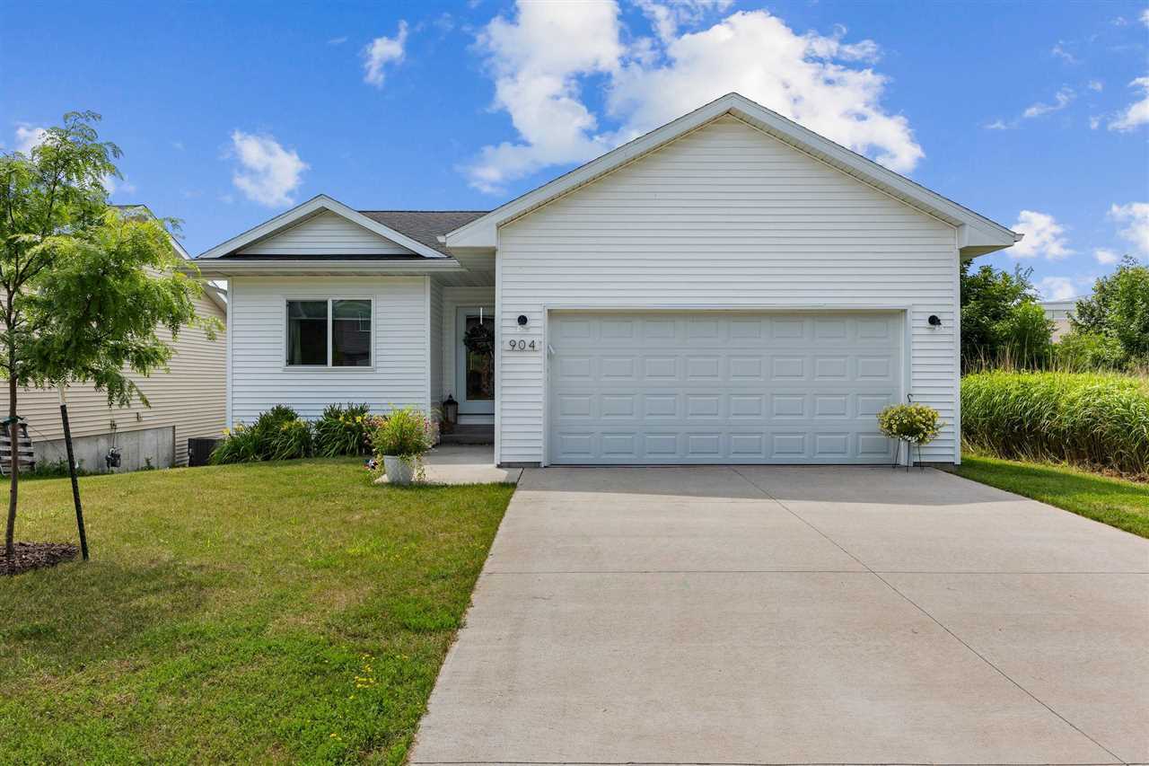 Property Photo: 904 Hughes St IA 52241