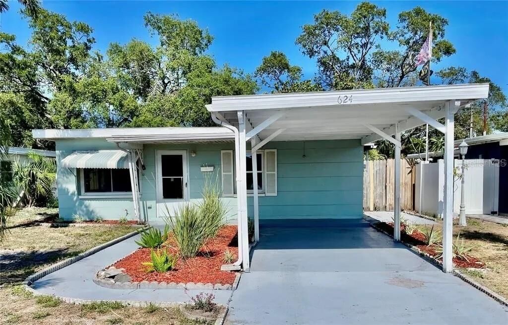 Property Photo:  624 Folsom Street S  FL 33707 