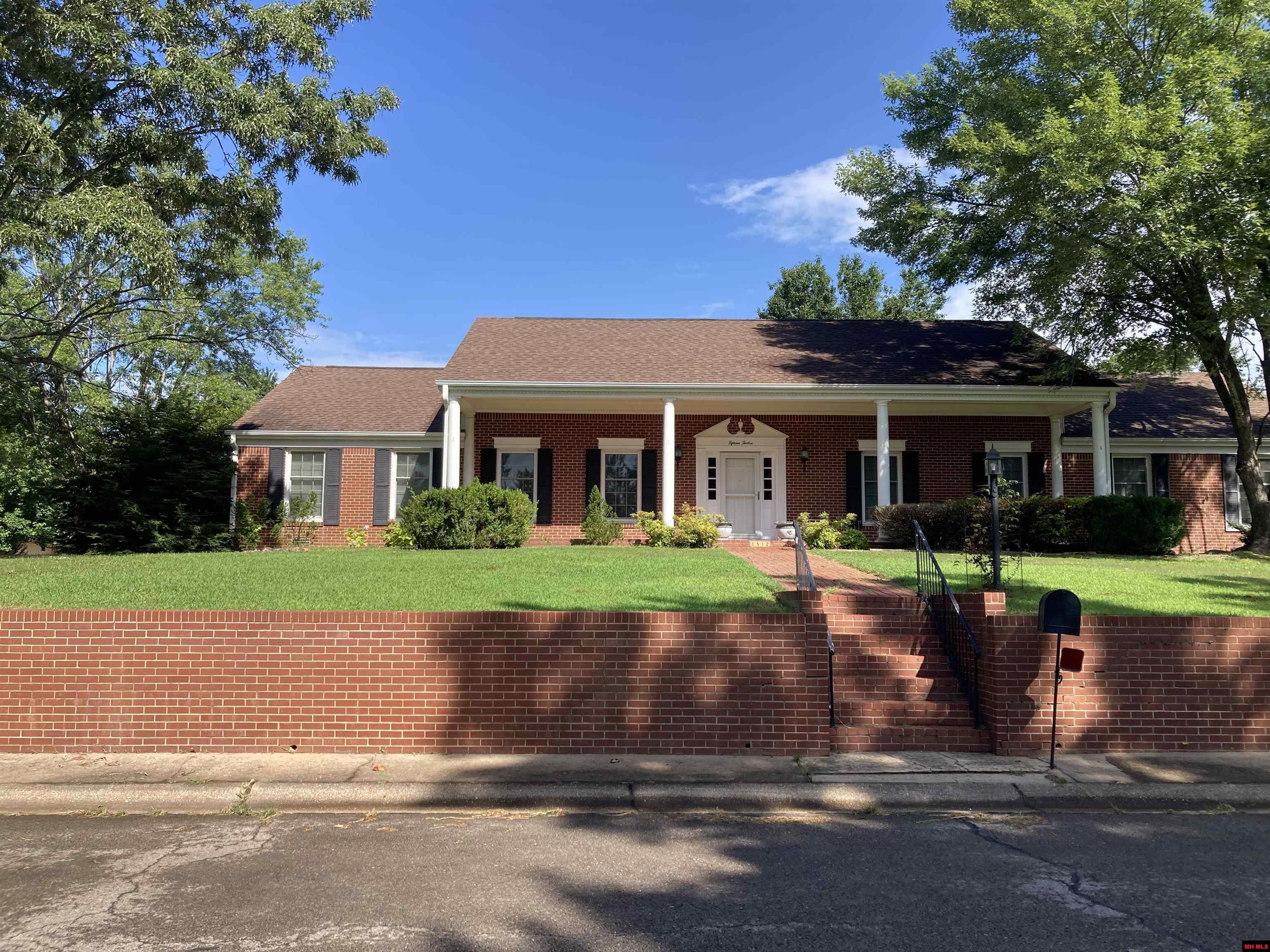 Property Photo: 1512 Manor AR 72653