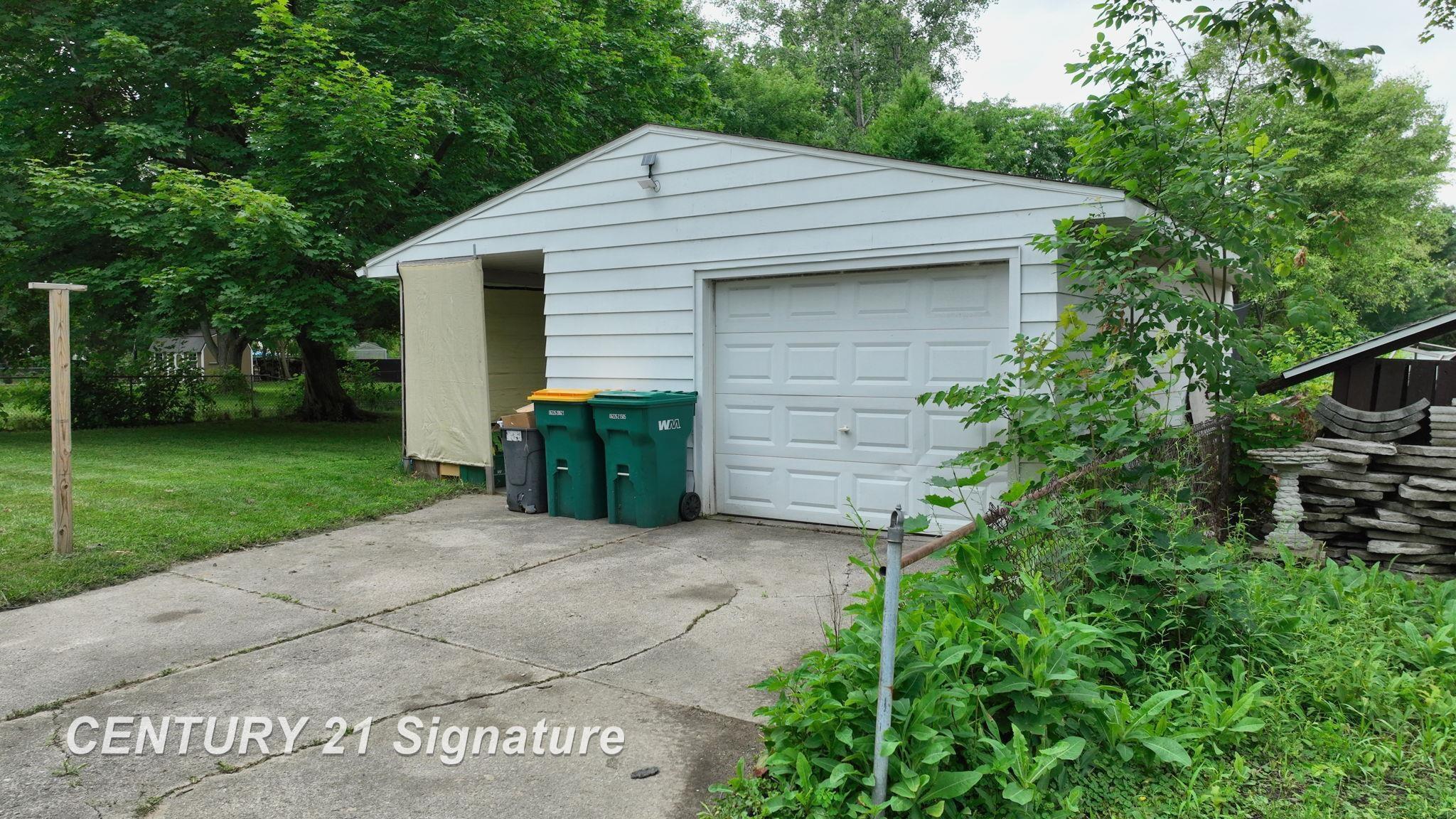 Property Photo: 433 Crestview Street MI 48433