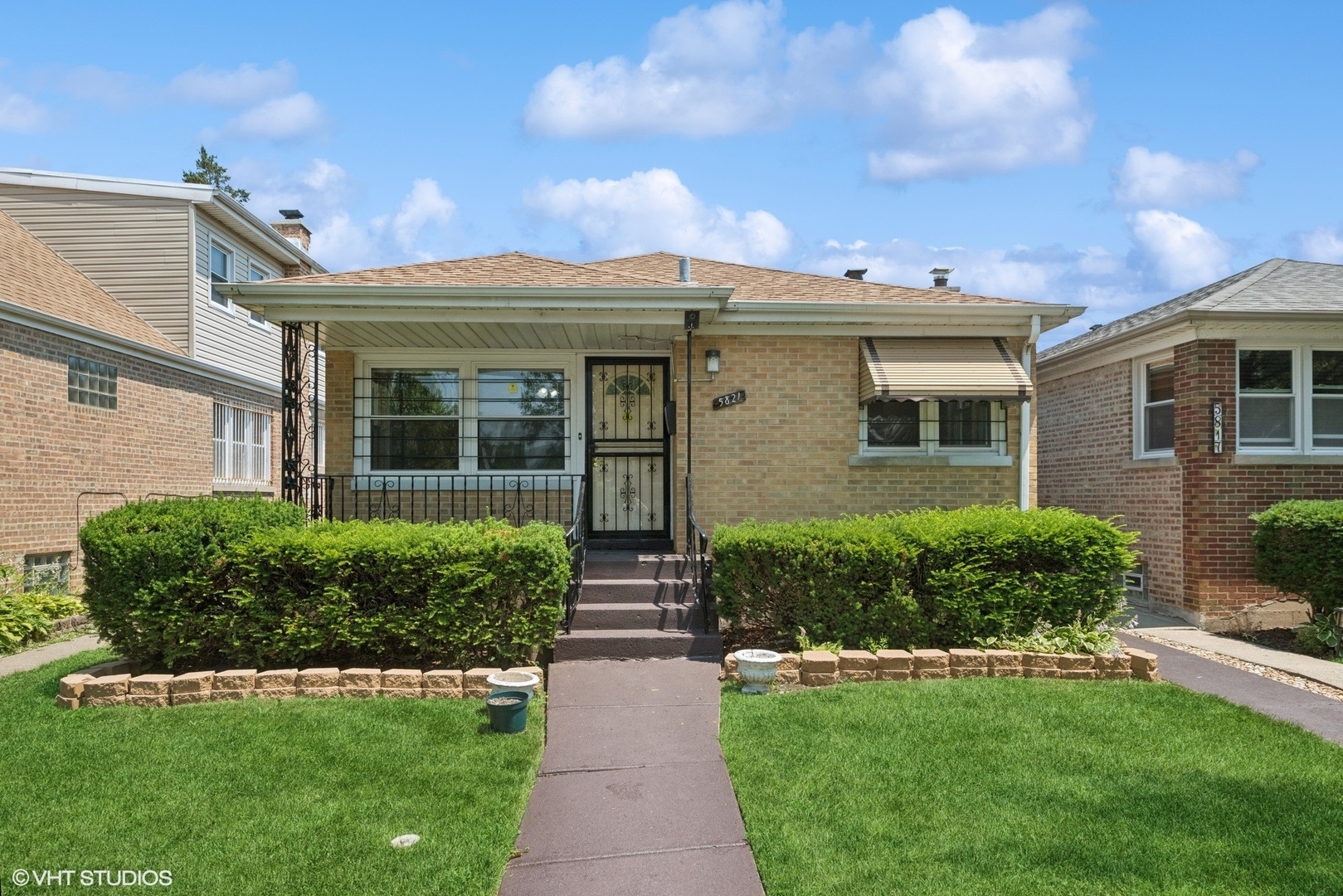 Property Photo: 5821 N California Avenue IL 60659
