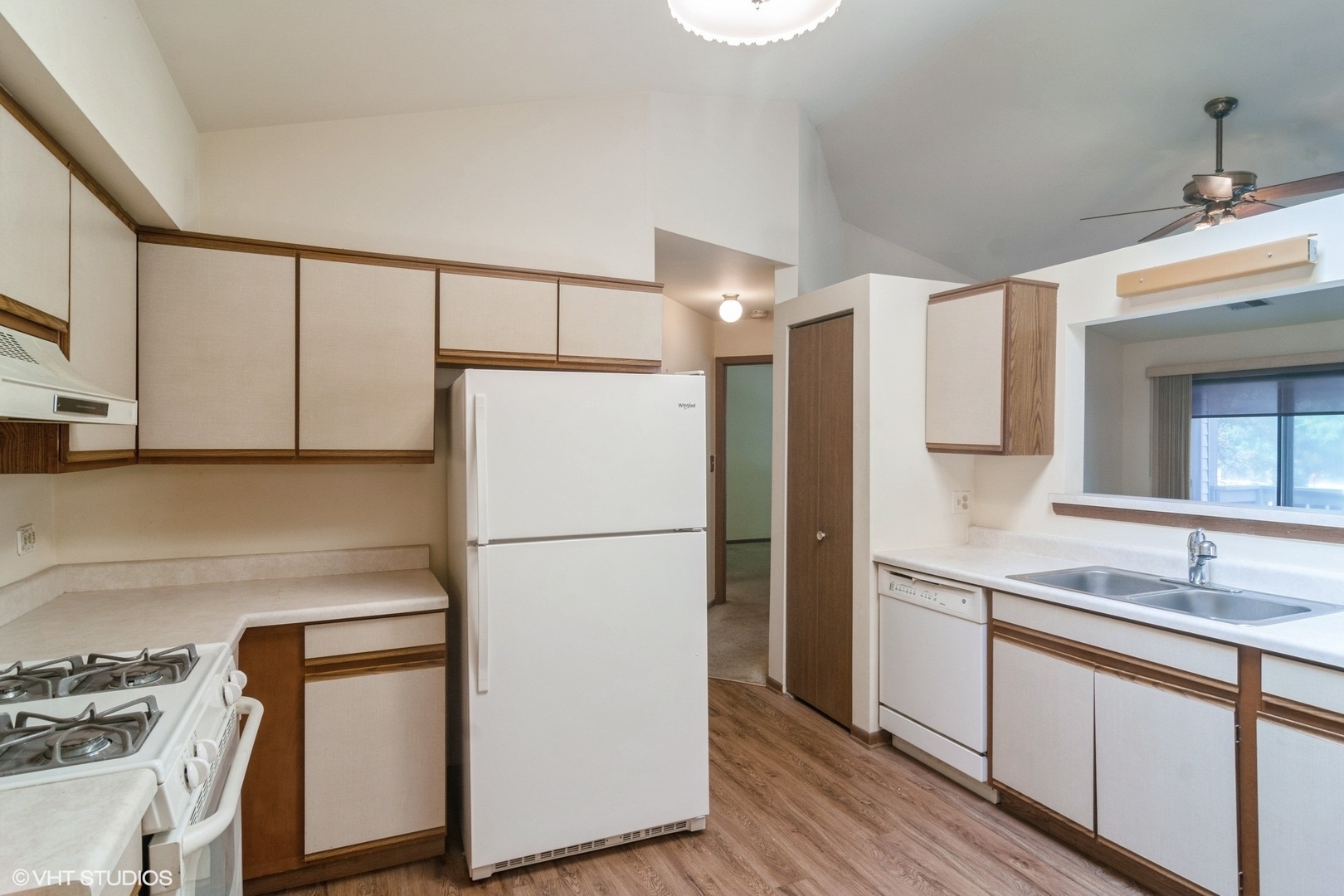 Property Photo: 4130 N Pheasant Trail Court 2 IL 60004