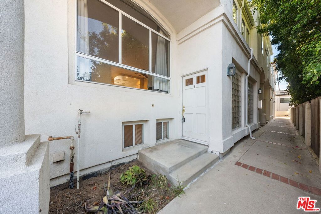 Property Photo:  1629 E Palm Avenue 7  CA 90245 