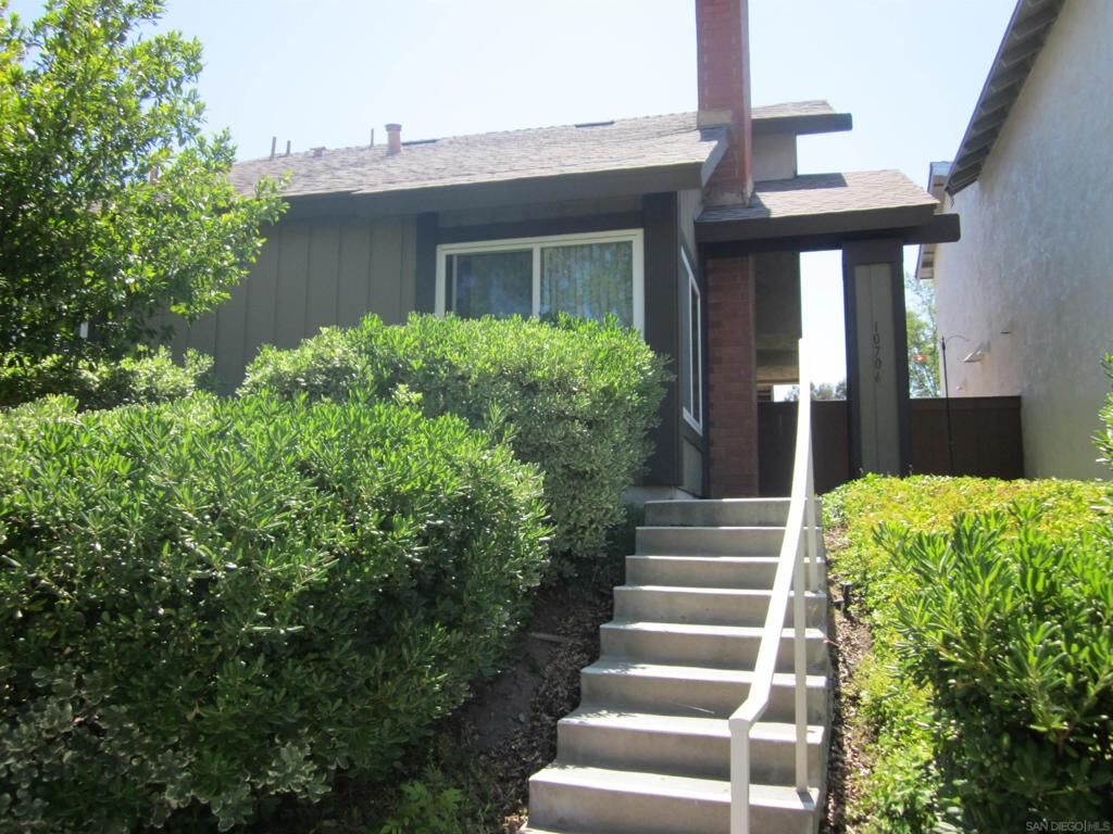 Property Photo:  10706 Esmeraldas Dr  CA 92124